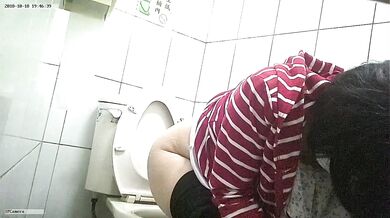 全家便利店老板卫生间暗藏针孔偷拍女员工及顾客如厕 (3)