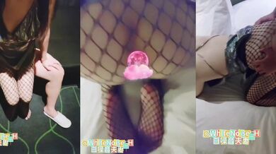 两个人玩的太开放了！老婆悬空的腰肢不停地上下扭摆，肥硕的两个屁股左右摇摆带动她那对美丽动人的白皙乳房不停晃动，浑身散发着一股成熟女人的诱人美丽作为绿帽的我还要录下来回去反复看，这姿势上下摇摆的画面就是她在操男人，深浅快慢全凭自己掌握。